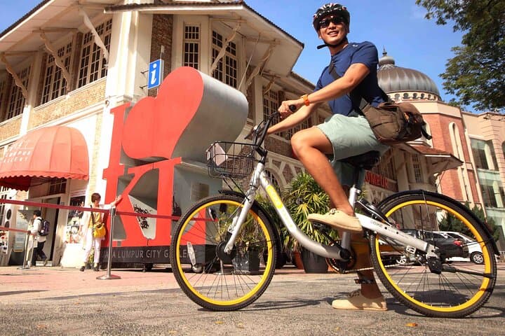 Morning Cycling Tour in Kuala Lumpur: City Hall to Petronas by Bike