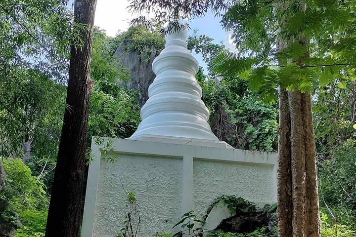Wat Chalermphrakiat Lampang: Hilltop Temple Hike & 360° Mountain Vistas photo 3