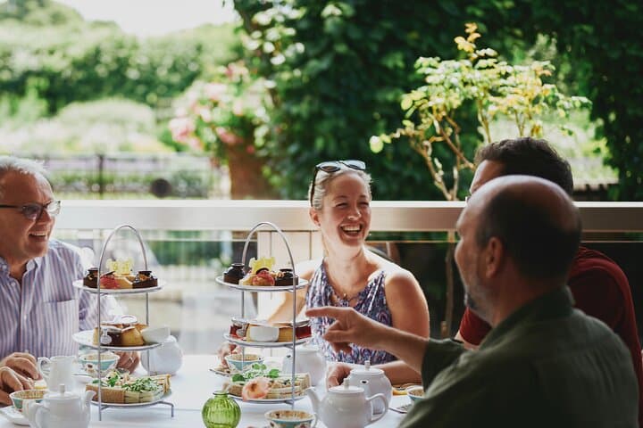 Kensington Palace VIP Garden Tour and Royal High Tea Experience
