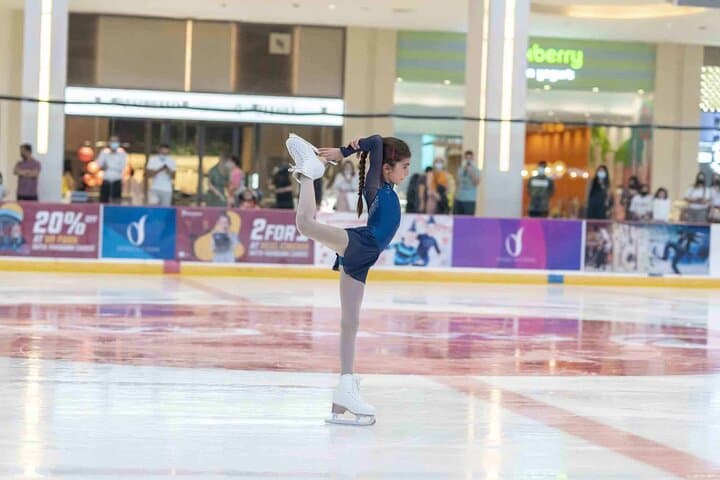 Dubai Ice Rink Entry Pass — Skate 90 Minutes at The Dubai Mall photo 3