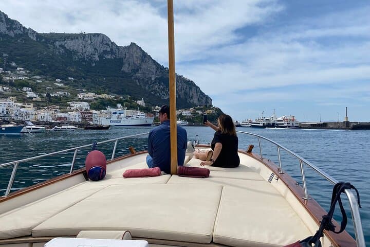 Capri Private Gozzo Tour to the Blue Grotto: 3-Hour Coastal Cruise
