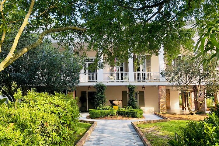 Garden District Walking Tour: Historic Mansions, Lafayette Cemetery & Local Secrets photo 3