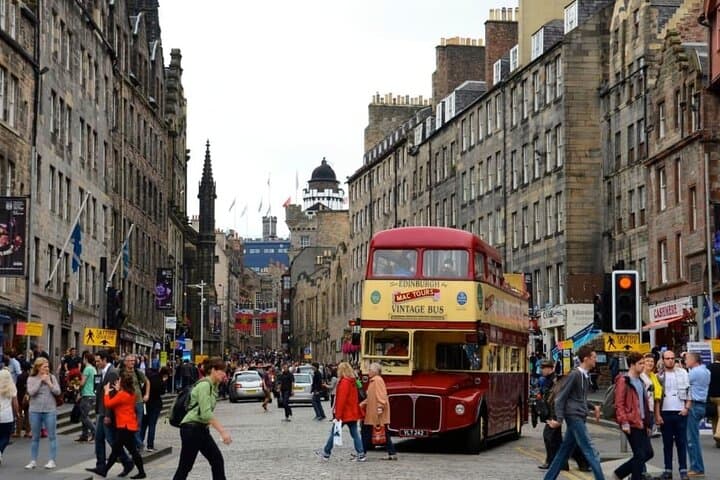 Edinburgh Gin Walking Tour: Private Gin & Distillery Experience in the Gin Triangle photo 4
