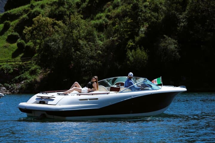 Private Lake Como 2-Hour Luxury Speedboat Tour with Prosecco photo 3