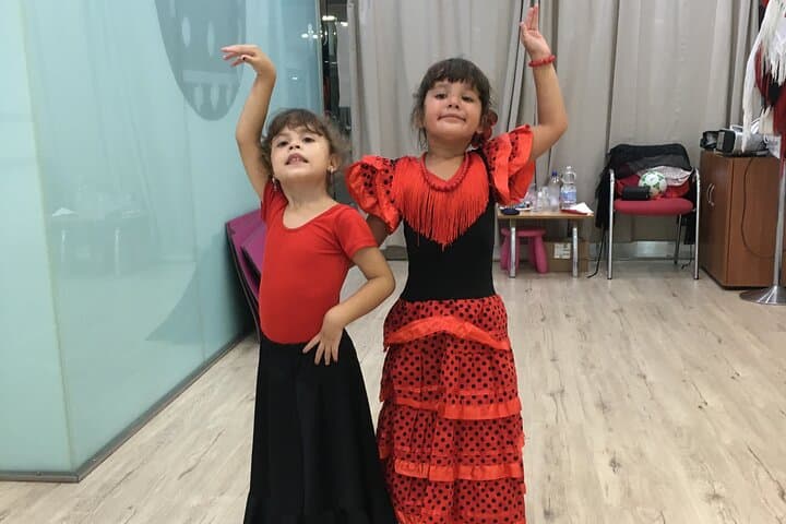 Family Flamenco Fiesta: 45-Minute Flamenco Dance Class for Kids in Málaga photo 4