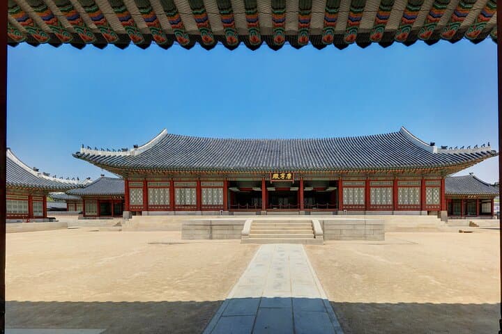 Full-Day Private Seoul Tour: Gyeongbokgung, Insadong & Namsangol Hanok Village photo 4