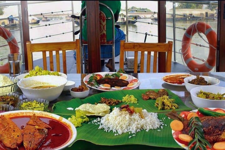 Kerala in Three Nights: Munnar Tea Hills & Alleppey Houseboat Private Package photo 3