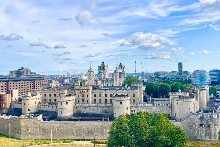 Tower of London Private Family Tour: Skip-the-Line Guide to Crown Jewels and Wall Walk