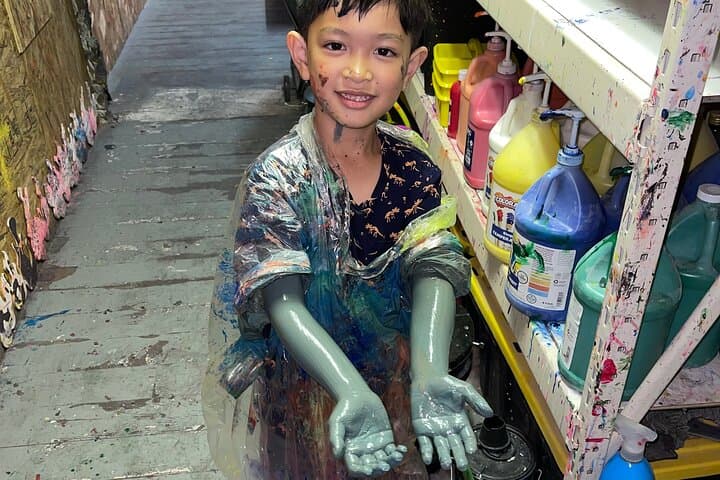Splatter Art Paint Studio Experience in Honolulu: Throw Paint, Make Art, Have Fun photo 3