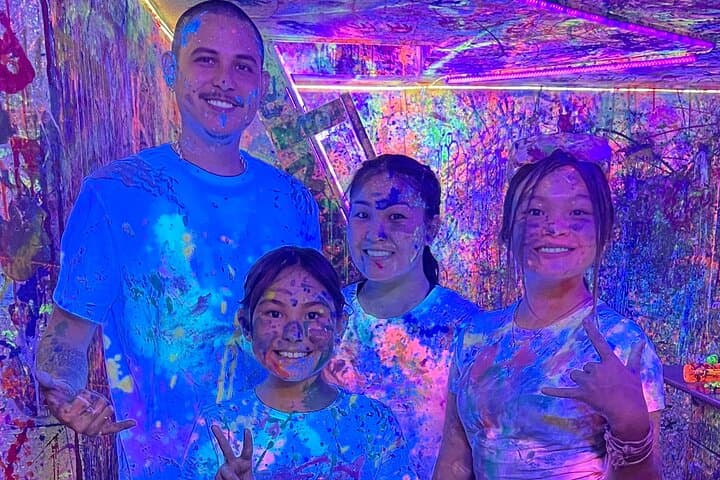 Splatter Art Paint Studio Experience in Honolulu: Throw Paint, Make Art, Have Fun photo 6