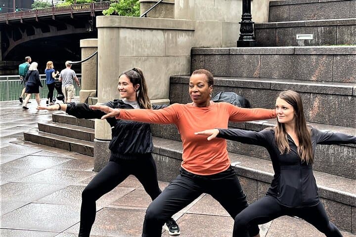 Chicago River Yoga Walk: Sunrise Riverwalk Yoga and Architectural Tour