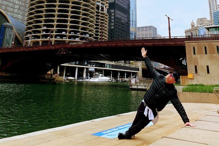 Chicago River Yoga Walk: Sunrise Riverwalk Yoga and Architectural Tour photo 6