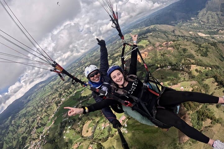 Paragliding Above Medellín: Tandem Flights Over the Aburrá Valley photo 4