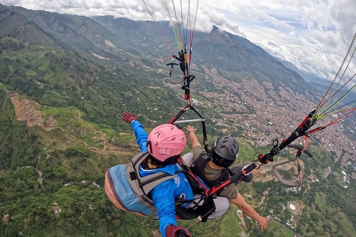 Paragliding Above Medellín: Tandem Flights Over the Aburrá Valley photo 5