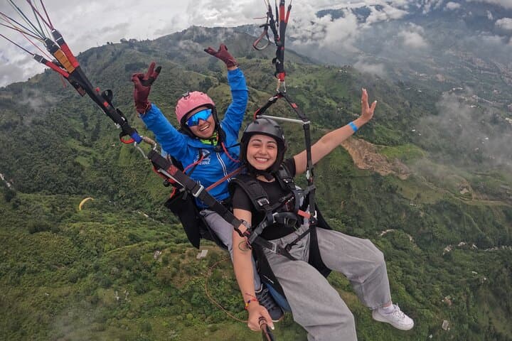 Paragliding Above Medellín: Tandem Flights Over the Aburrá Valley photo 2