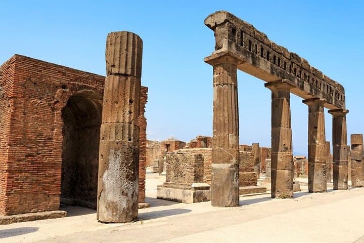 Pompeii to Vesuvius: Day Tour with Winery Lunch from Salerno