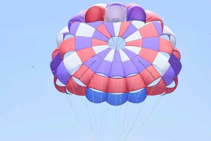 Parasail Above Hurghada: 7–10 Minute Red Sea Flight with Private Transfer photo 5