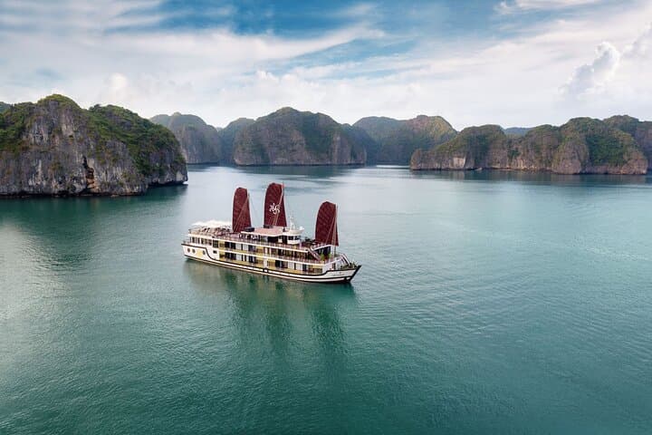 Halong Bay 2-Day, 1-Night Luxury Cruise — Bai Tu Long & Vung Vieng Experience