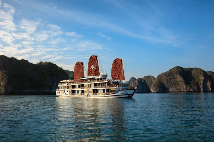 Halong Bay 2-Day, 1-Night Luxury Cruise — Bai Tu Long & Vung Vieng Experience photo 3