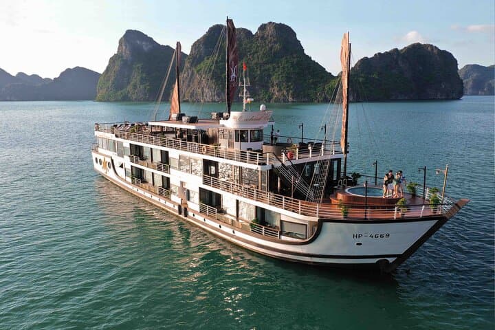 Halong Bay 2-Day, 1-Night Luxury Cruise — Bai Tu Long & Vung Vieng Experience photo 6