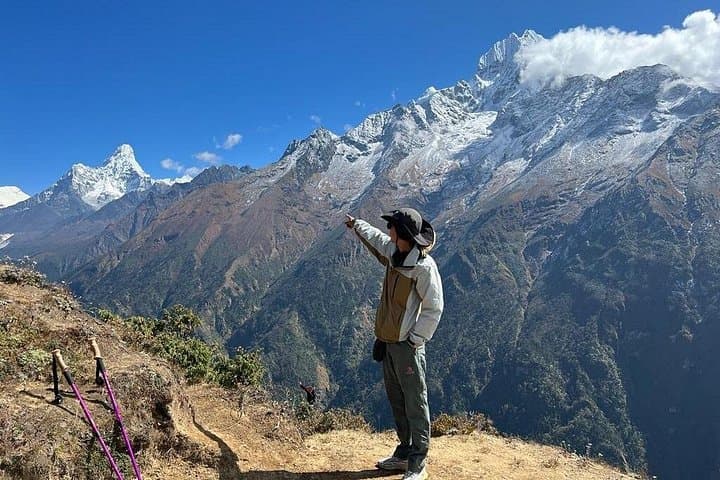 14-Day Everest Base Camp Trek: Classic Khumbu High-Altitude Trek in Nepal photo 2
