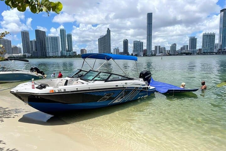 Private Miami Skyline Boat Tour: 4‑Hour Sandbar & Island Cruise photo 1