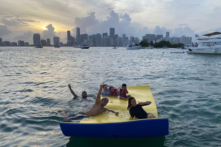 Private Miami Skyline Boat Tour: 4‑Hour Sandbar & Island Cruise photo 3