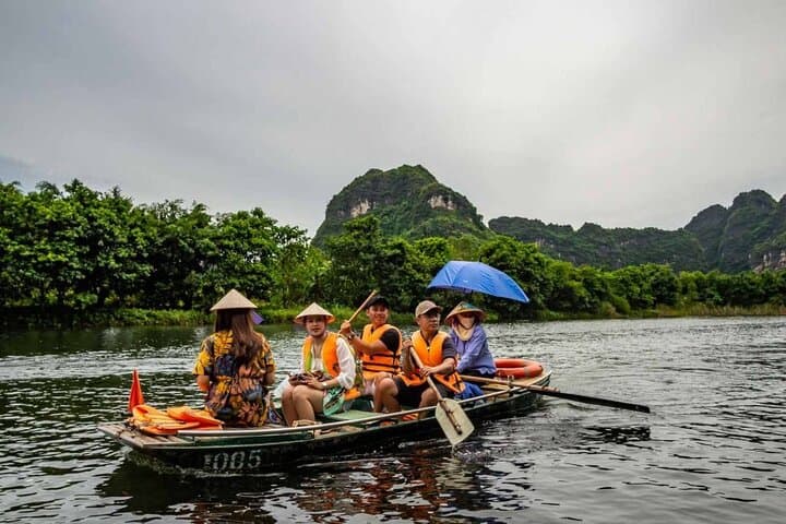 Ninh Binh Small-Group Day Tour: Trang An Grottoes, Hoa Lu & Mua Cave Viewpoint photo 4