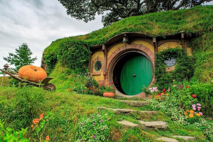 Private Hobbiton Tour from Auckland — Guided Hobbiton Movie Set Day Trip photo 2