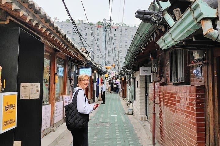 Private Seoul Walking Tour: Gyeongbokgung, Bukchon & Insadong Highlights photo 1