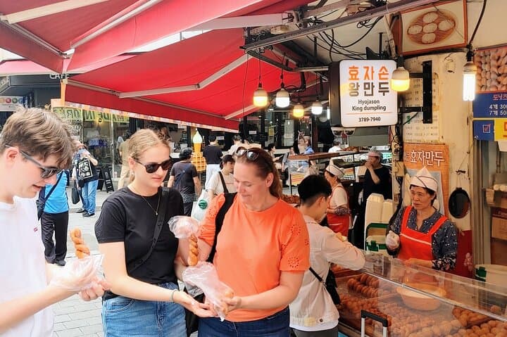 Private Seoul Walking Tour: Gyeongbokgung, Bukchon & Insadong Highlights photo 3