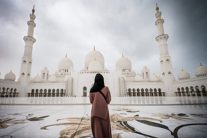 Full-Day Abu Dhabi Tour from Dubai: Sheikh Zayed Mosque, Corniche & Buffet Lunch