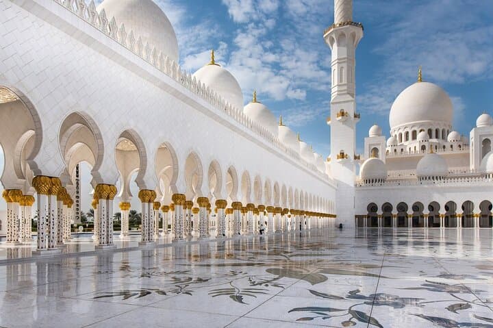 Full-Day Abu Dhabi Tour from Dubai: Sheikh Zayed Mosque, Corniche & Buffet Lunch photo 4