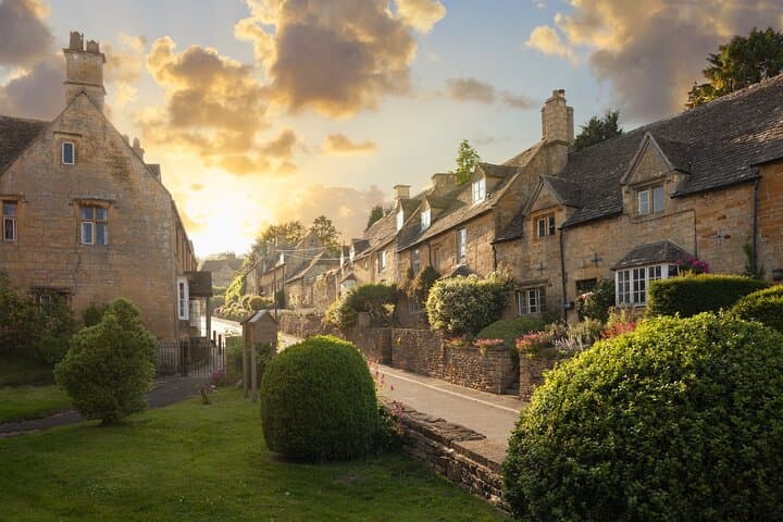 Private Cotswolds Day Tour from London: Bourton, Bibury, Stow & Burford