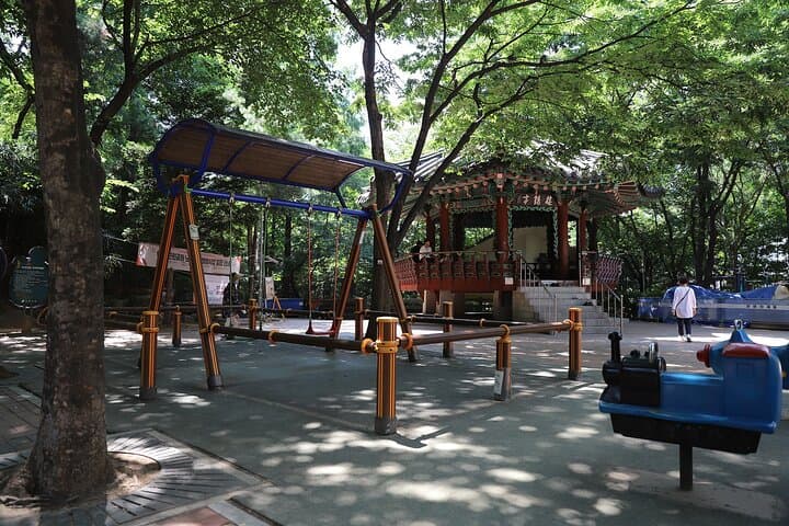 Seoul BTS Fan Walking Tour — Visit BTS Homes, Cafes & Jamsil Handprints photo 2