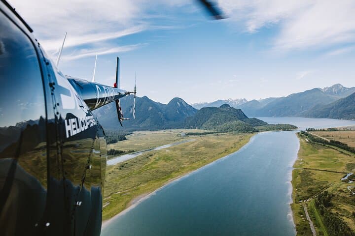 Vancouver Discovery Helicopter Flight from SKY Hangar - 20-Min Scenic Tour photo 2