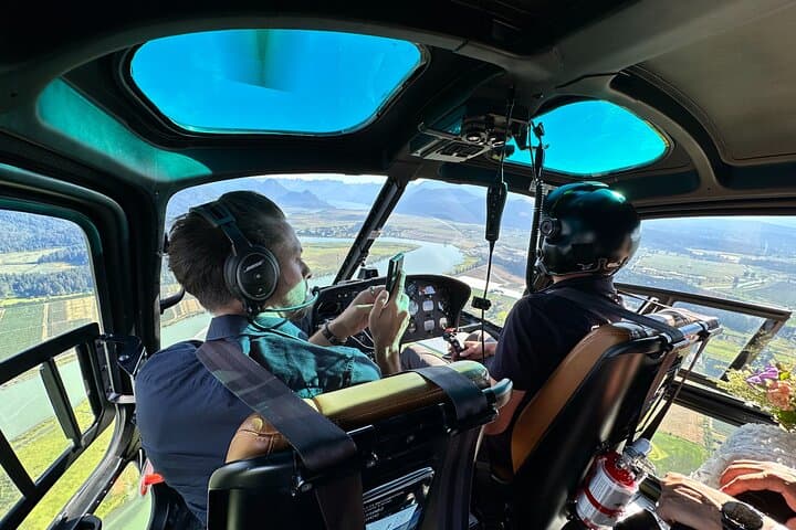 Vancouver Discovery Helicopter Flight from SKY Hangar - 20-Min Scenic Tour