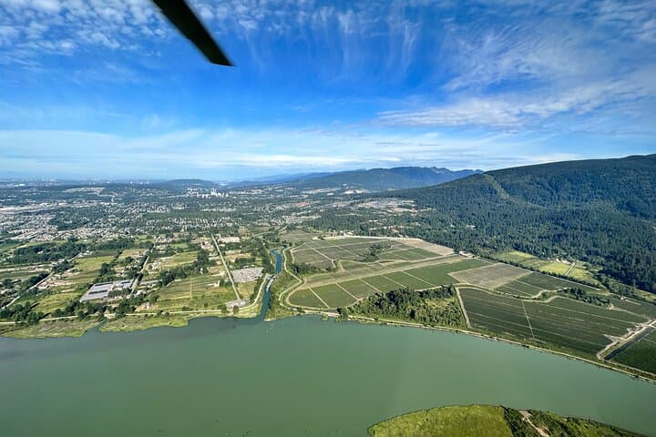 Vancouver Discovery Helicopter Flight from SKY Hangar - 20-Min Scenic Tour photo 4