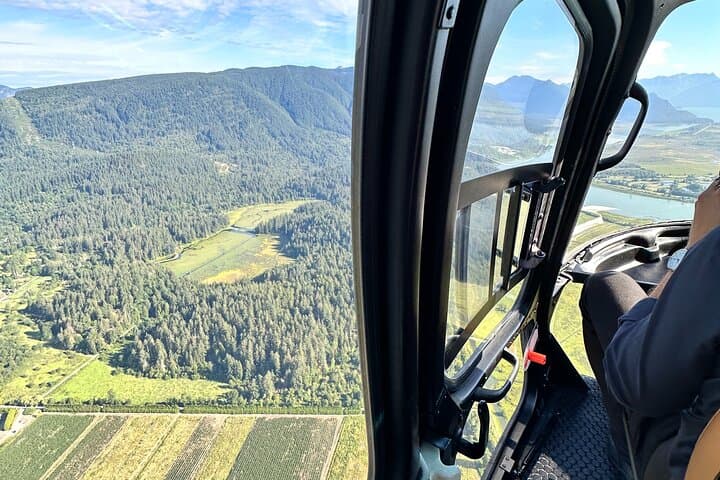 Vancouver Discovery Helicopter Flight from SKY Hangar - 20-Min Scenic Tour photo 6
