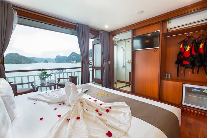 Lan Ha Bay 2-Day Luxury Cruise: Kayak Dark & Bright Cave and Overnight on a Classic Junk
