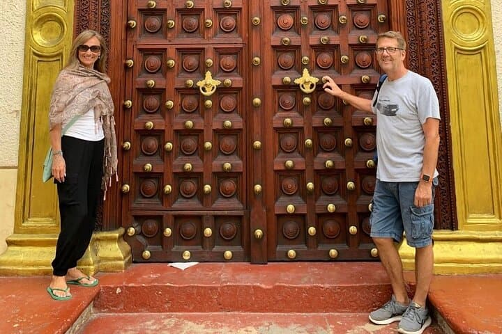 Stone Town Walking Tour and Nakupenda Sandbank Day Trip with Seafood Lunch