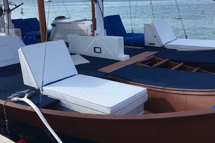 VIP Morning Champagne Sailing and Snorkel Cruise with Lagoon Lunch in Aruba