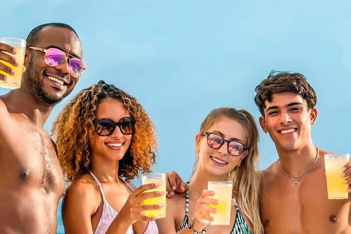 Isla Mujeres Catamaran: Open Bar, Snorkel & Beach Club Day Trip from Cancun