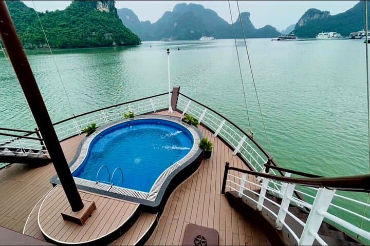 Halong & Lan Ha Bay: 2-Day Guided Cruise from Hanoi
