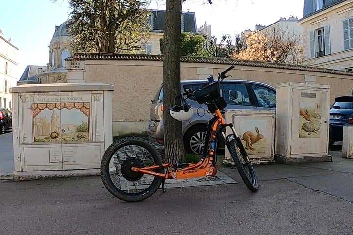 Ride and Reveal: Electric Scooter Street-Art Tour in Versailles