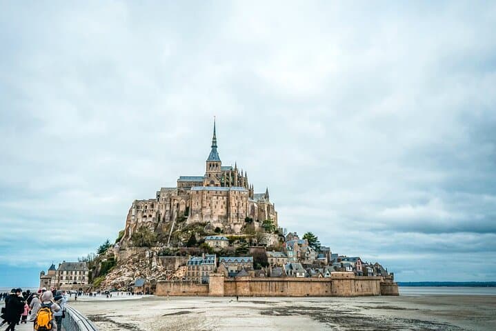 CDG Private Transfer: Mont-Saint-Michel VIP Day Trip with Louvre Photoshoot