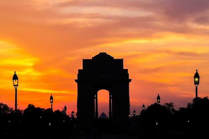 Delhi After Dark: Guided Evening Tour to India Gate, Gurudwara Bangla Sahib & Qutub Minar photo 3