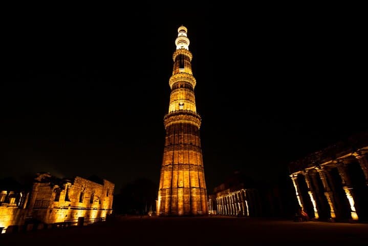 Delhi After Dark: Guided Evening Tour to India Gate, Gurudwara Bangla Sahib & Qutub Minar