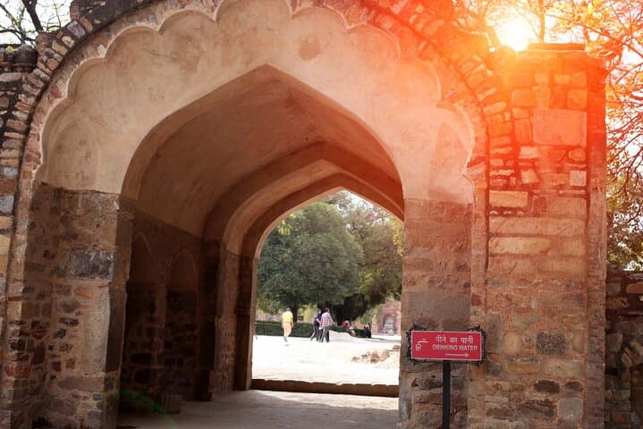 Delhi After Dark: Guided Evening Tour to India Gate, Gurudwara Bangla Sahib & Qutub Minar photo 5