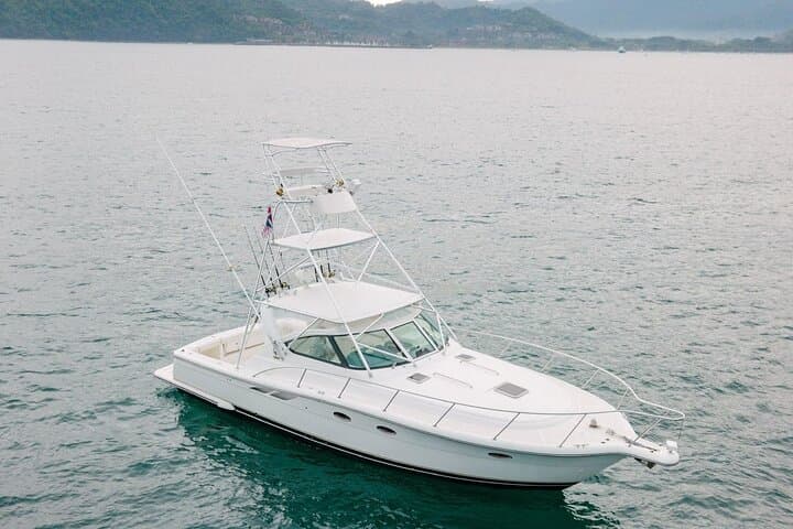 Private Tiara Yacht Half-Day in Gulf of Papagayo: Snorkel, Fish & Beach Hop